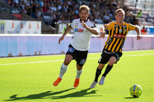 Örebros Daniel Björnkvist och Häckens Adam Andersson