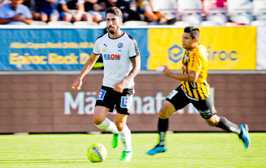 Panorering på Örebros Nahir Besara och Häckens Paulinho