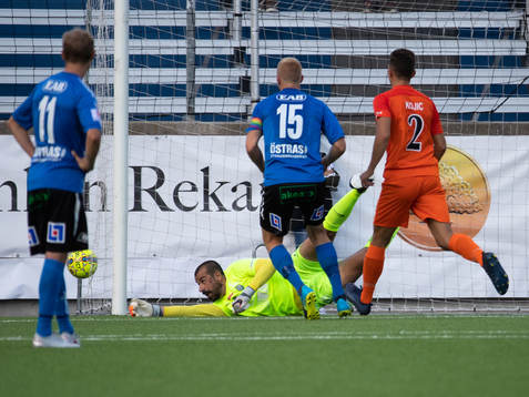 AFC Eskilstunas målvakt Gianluca Curci räddar frisparken
