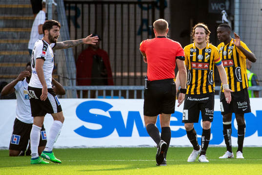Domare Patrik Eriksson dömer frispark och Häckens Erik