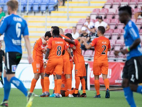 AFC Eskilstuna jublar mellan Halmstads spelare