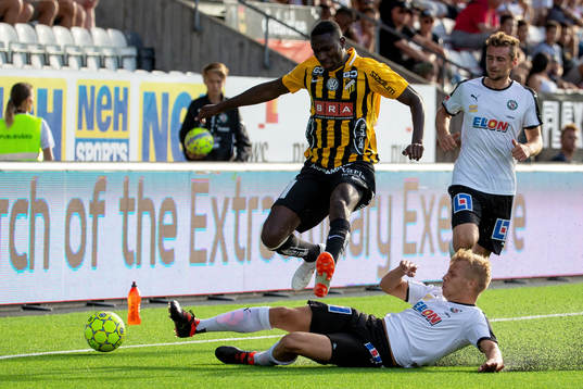 Häckens Elohor Ekpolo och Örebros Sebastian Ring
