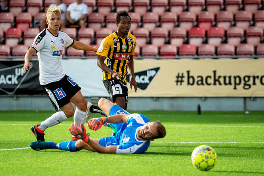 Häckens Nasiru Mohammed gör 0-1 bakom Örebros målvakt