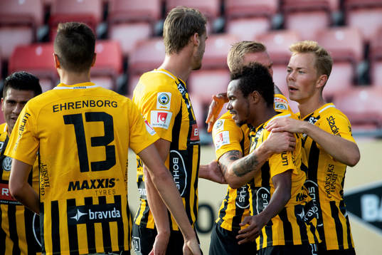 Häckens Nasiru Mohammed jublar med lagkamrater