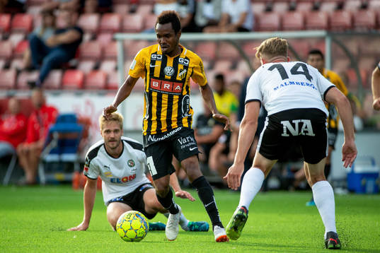 Häckens Nasiru Mohammed och Örebros Martin Lorentzson