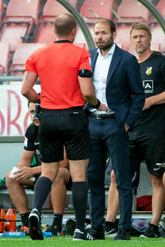 Domare Patrik Eriksson pratar med Häckens tränare Andreas