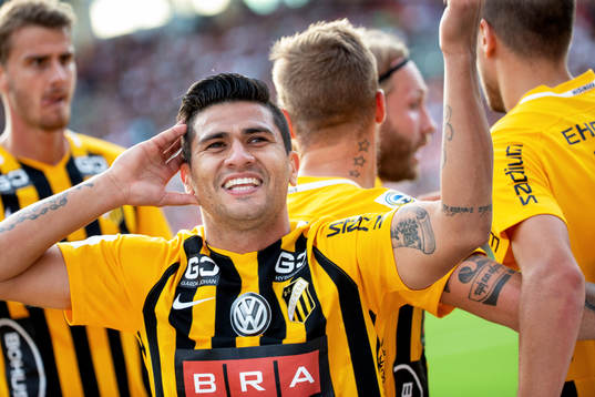 Häckens Paulinho jublar med lagkamrater
