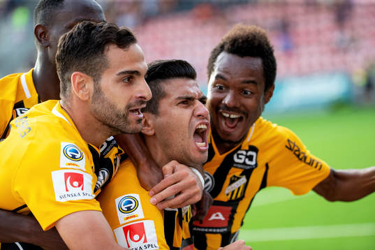 Häckens Paulinho jublar med lagkamrater