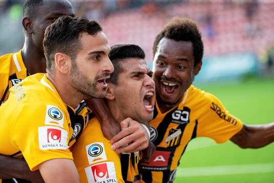 Häckens Paulinho jublar med lagkamrater