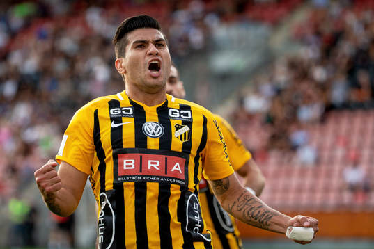 Häckens Paulinho jublar med lagkamrater