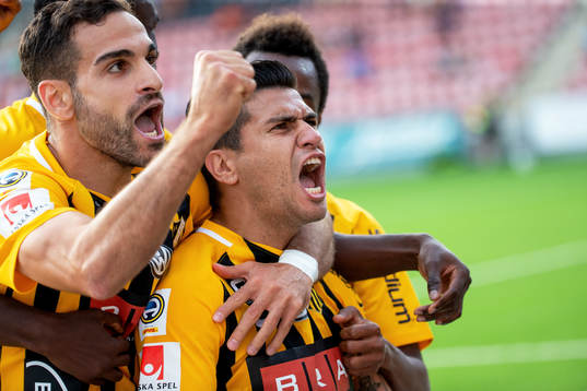 Häckens Paulinho jublar med lagkamrater
