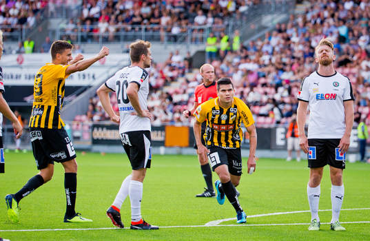 Örebros Michael Almebäck deppar och Häckens Paulinho