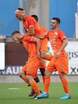 AFC Eskilstunas Gustav Jarl har gjort 2-0 och jublar