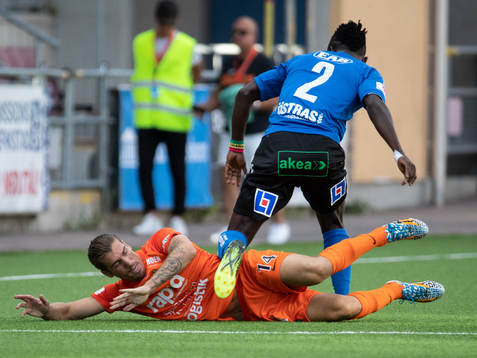 +AFC Eskilstunas Christian Miljevic och Halmstads Thomas