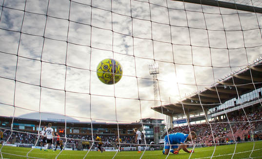 Häckens Paulinho gör 1-2 på Örebros målvakt Oscar