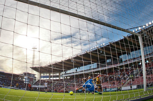 Häckens Nasiru Mohammed gör 0-1 på Örebros målvakt