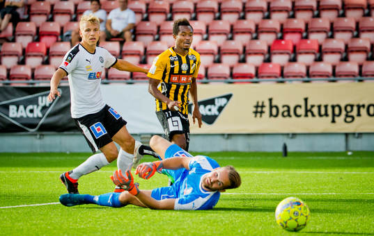 Häckens Nasiru Mohammed gör 0-1 på Örebros målvakt