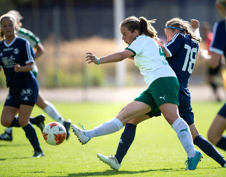 Hammarbys Sandi Lindhagen provar skott, uppvaktad av