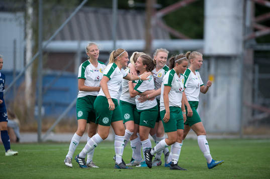 Hammarbys Sandi Lindhagen jublar och kramas om av