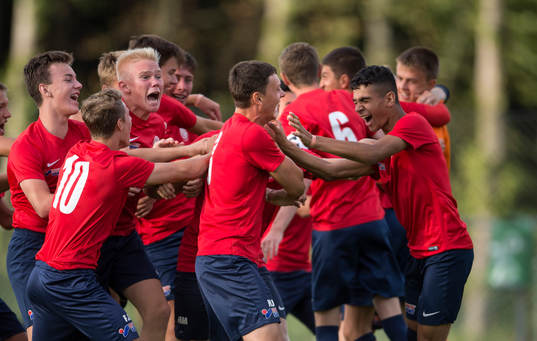 Nikes spelare jublar och kramar om Henrik Jersby som