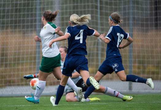 Stenkullens målvakt Madeleine Hedlund överlistas av