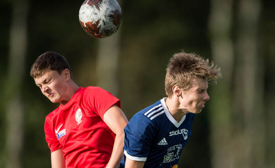 Nikes Henrik Jersby mot Stenkullens Tim Svan