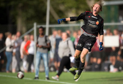 Stenkullens målvakt Malcolm Snäll jublar