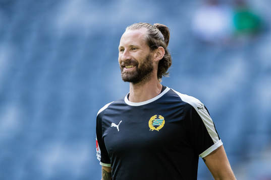 Hammarbys målvakt Johan Wiland innan fotbollsmatchen i
