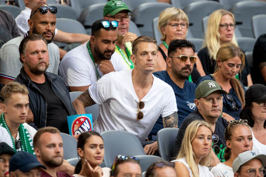 Skådespelaren Joel Kinnaman bredvid skådespelarkollegorna