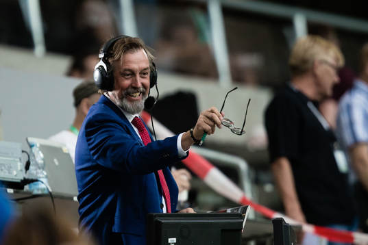 Cmores kommentator Åke Unger innan fotbollsmatchen i