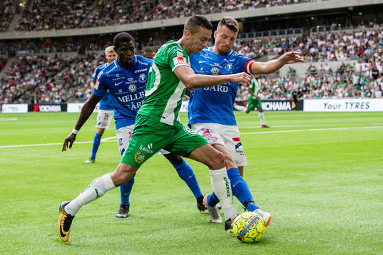 Hammarbys Nikola Djurdjic i kamp om bollen med Trelleborgs