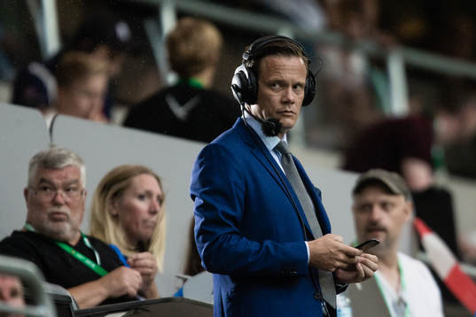 Cmores expertkommentator Jon Persson innan fotbollsmatchen