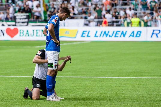 Trelleborgs Jasmin Sudic får sitt ena ben lindat i paus