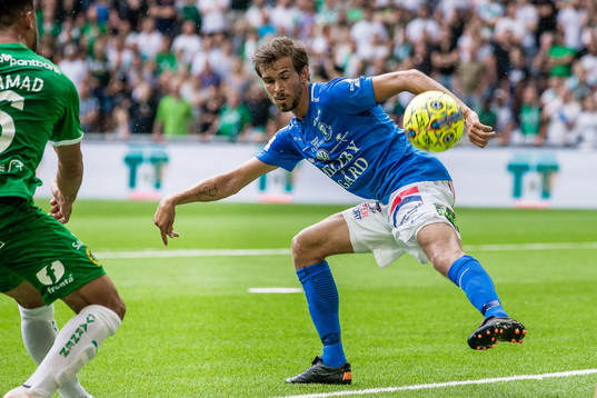 Trelleborgs Sebastian Ohlsson får bollen på handen