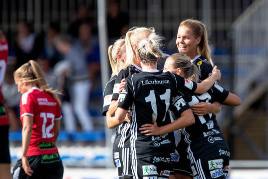 Piteås Nina Jakobsson jublar med lagkamrater