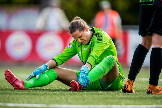 Limhamn Bunkeflos målvakt Emma Lind grimaserar