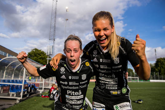 Piteås Cecilia Edlund och Nina Jakobsson jublar