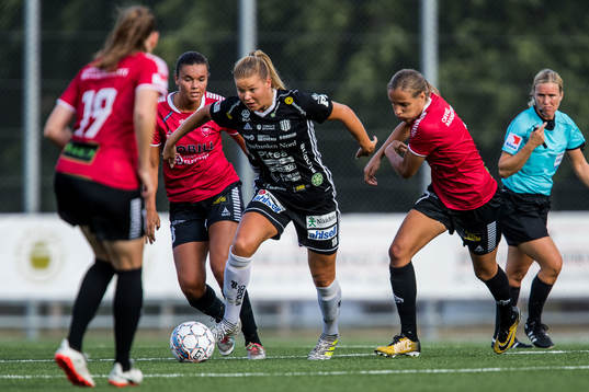 Piteås Nina Jakobsson tar sig igenom Limhamn Bunkeflos