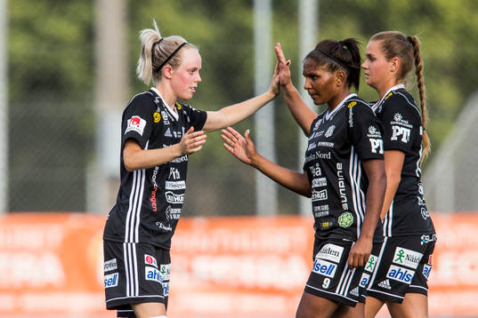 Piteås Cecilia Edlund jublar med lagkamrater