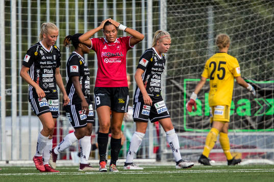 Limhamn Bunkeflos Anna Welin (mitten) deppar