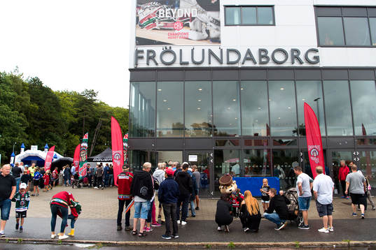 Supportrar utanför Frölundaborg