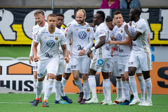 Östersunds Curtis Edwards jublar