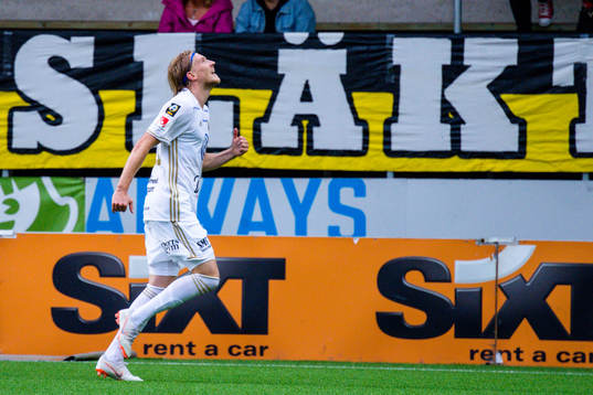 Östersunds Simon Kroon jublar