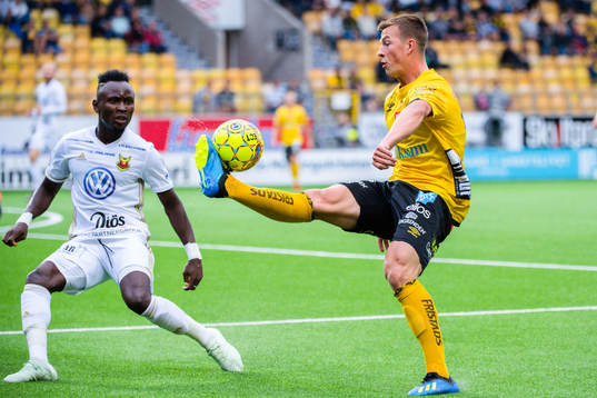 Elfsborgs Simon Olsson och Östersunds Samuel Laryea Mensah