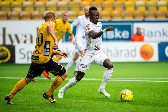 Östersunds  Samuel Laryea Mensah  och Elfsborgs Simon