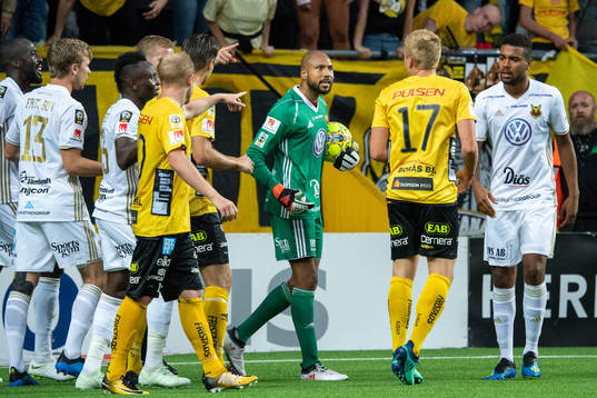 Östersunds målvakt Aly Keita reagerar på Elfsborgs Per