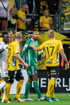 Östersunds målvakt Aly Keita reagerar på Elfsborgs Per