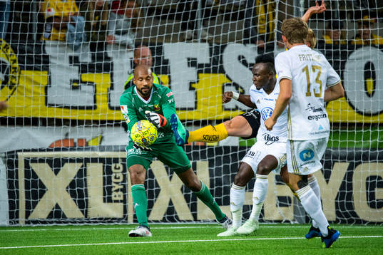Östersunds målvakt Aly Keita räddar skott