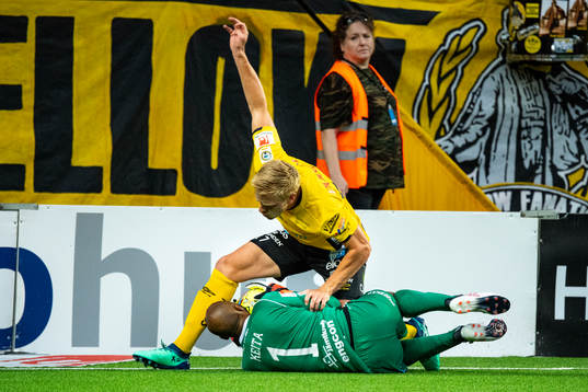 Elfsborgs Per Frick och Östersunds målvakt Aly Keita