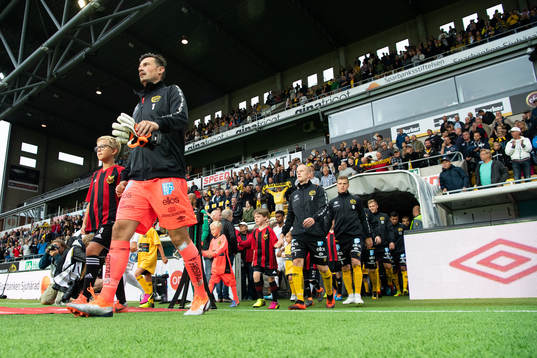 Spelarna kommer in på planen